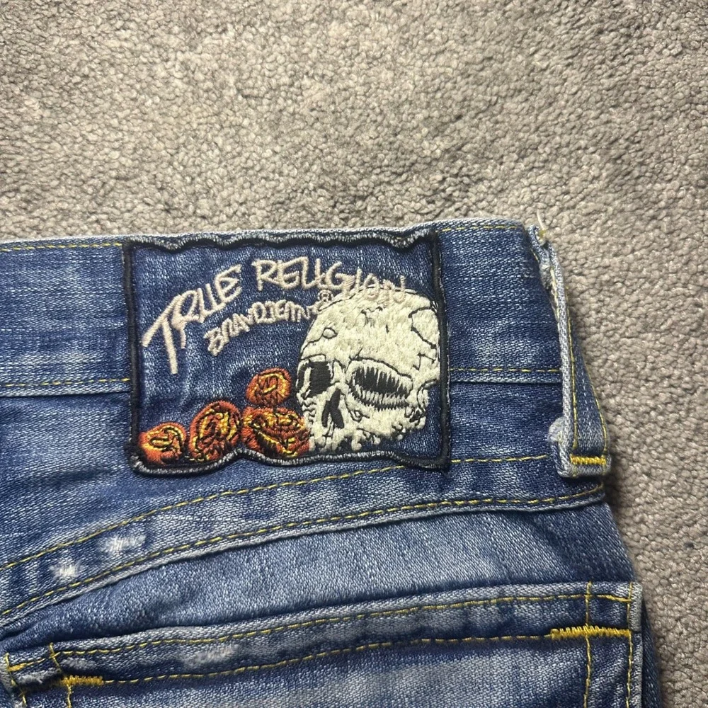 True Religion Jeans Women 26 (Fit 29x32) Blue Skull Rose Patch Slim Straight Y2K - Picture 2 of 15